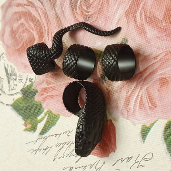 Unique 4 Piece Slithering Snake Ring Set - Black - NEW - Picture 2 of 4